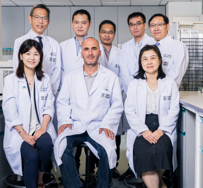 跨學科研究團隊開創了全球首個幹細胞新模型有助治療免疫缺陷病患。後排學者包括劉澤星教授（左一）、李曦醫生（左二）及劉澎濤教授（右一）。
 